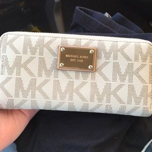 MICHAEL KORS WALLET-BARLEY USED